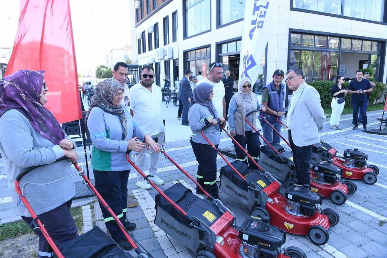 ALTIEYLÜL BELEDİYESİ ARAÇ VE EKİPMAN PARKINI GÜÇLENDİRDİ