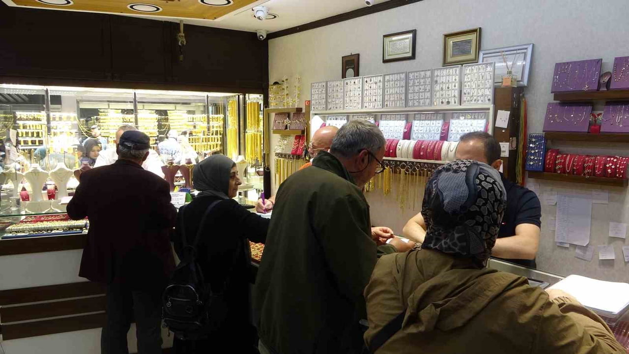 ALTIN FİYATLARINDA YAŞANAN DÜŞÜŞ, KUYUMCULARDA YOĞUNLUK OLUŞTURDU.