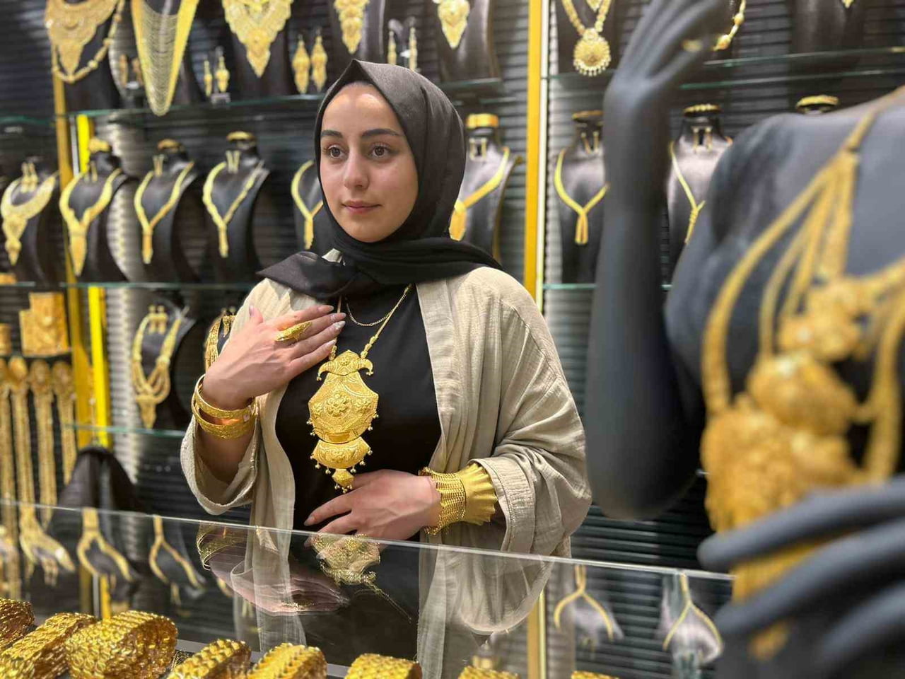 ALTIN FİYATLARININ YÜKSEK SEYRETMESİ, DÜĞÜN SEZONUNUN VAZGEÇİLMEZİ OLAN TAKI ALIŞVERİŞİNDE...