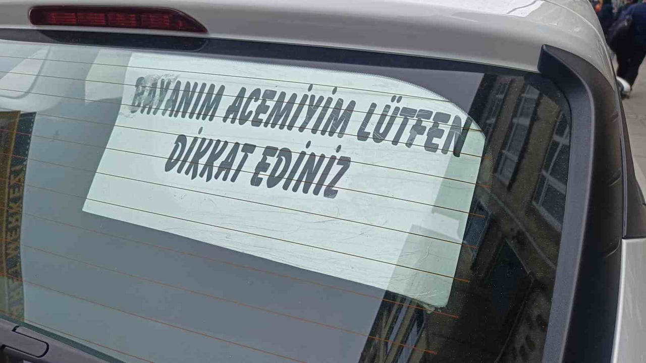 ALTINORDU İLÇESİNDE BİR OTOMOBİLİN ARKA CAMINA ASILAN ‘BAYANIM ACEMİYİM LÜTFEN DİKKAT EDİNİZ’...