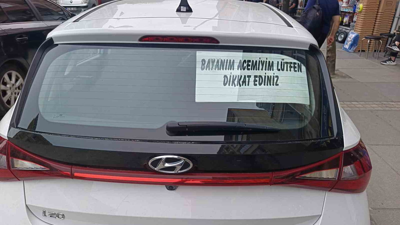 ALTINORDU İLÇESİNDE BİR OTOMOBİLİN ARKA CAMINA ASILAN ‘BAYANIM ACEMİYİM LÜTFEN DİKKAT EDİNİZ’...