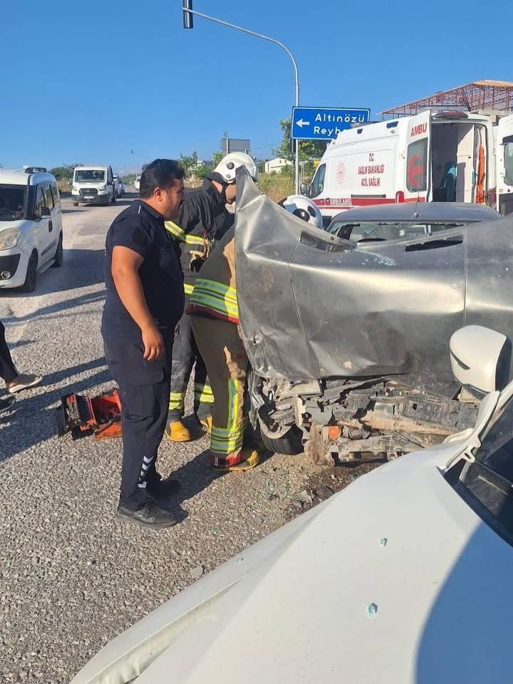 ALTINÖZÜ İLÇESİ SOFULAR MAHALLESİ’NDE MEYDANA GELEN TRAFİK KAZASINDA YARALANAN İKİ KİŞİ, EKİPLERİN...