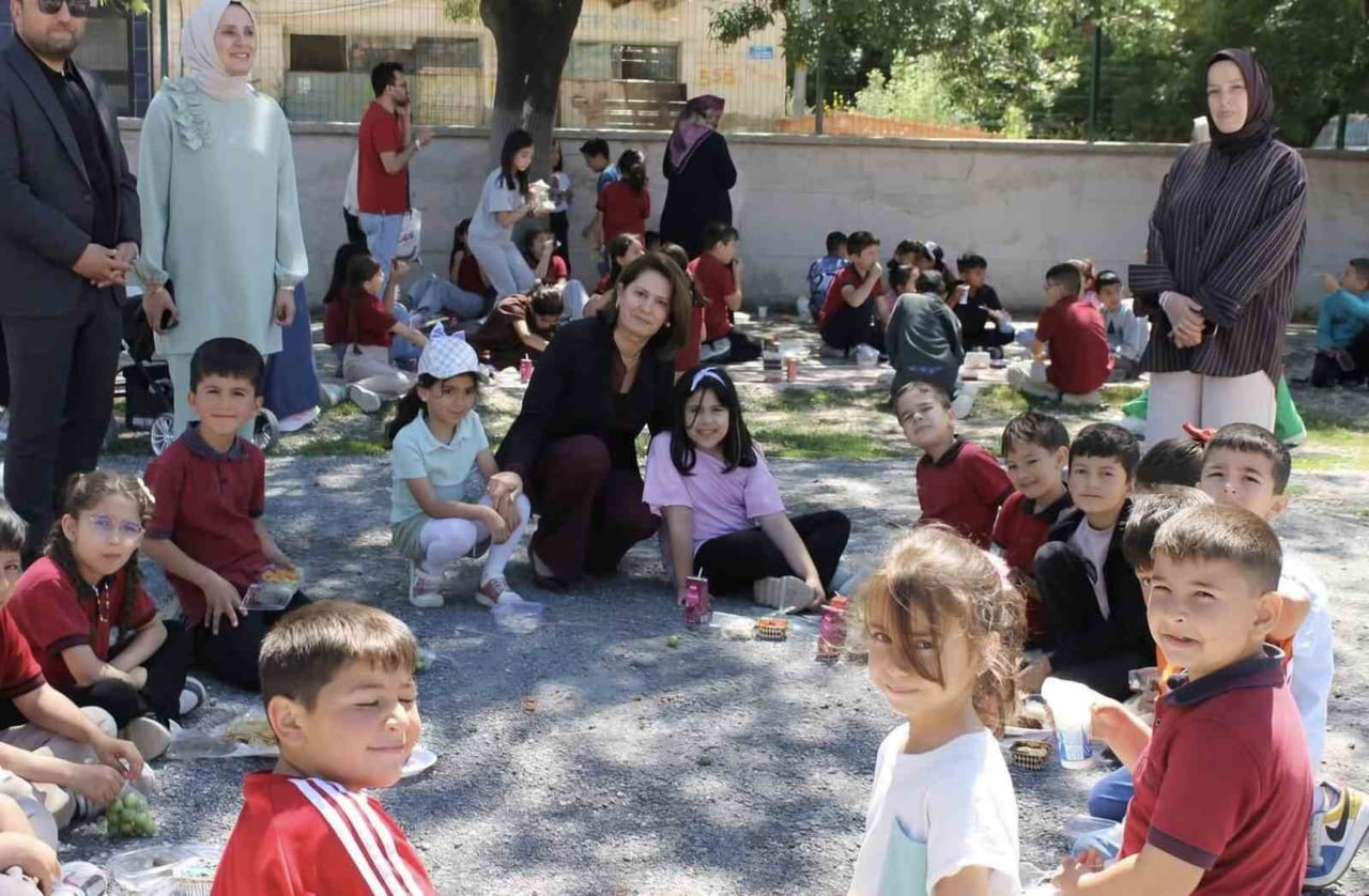 ALTINTAŞ İSTİKLAL İLKOKULU’NDA HAYIR ÇARŞISI YOĞUN İLGİ GÖRDÜ