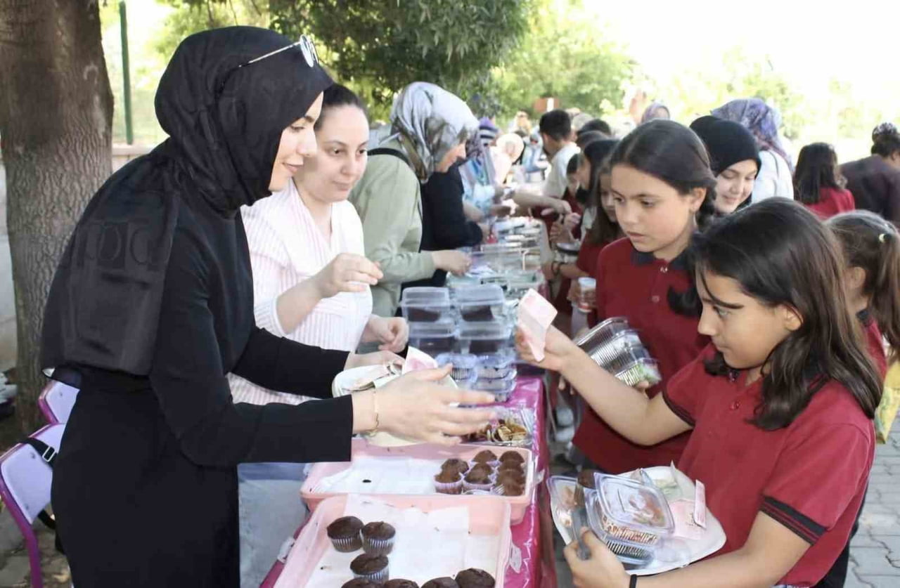 ALTINTAŞ İSTİKLAL İLKOKULU’NDA HAYIR ÇARŞISI YOĞUN İLGİ GÖRDÜ