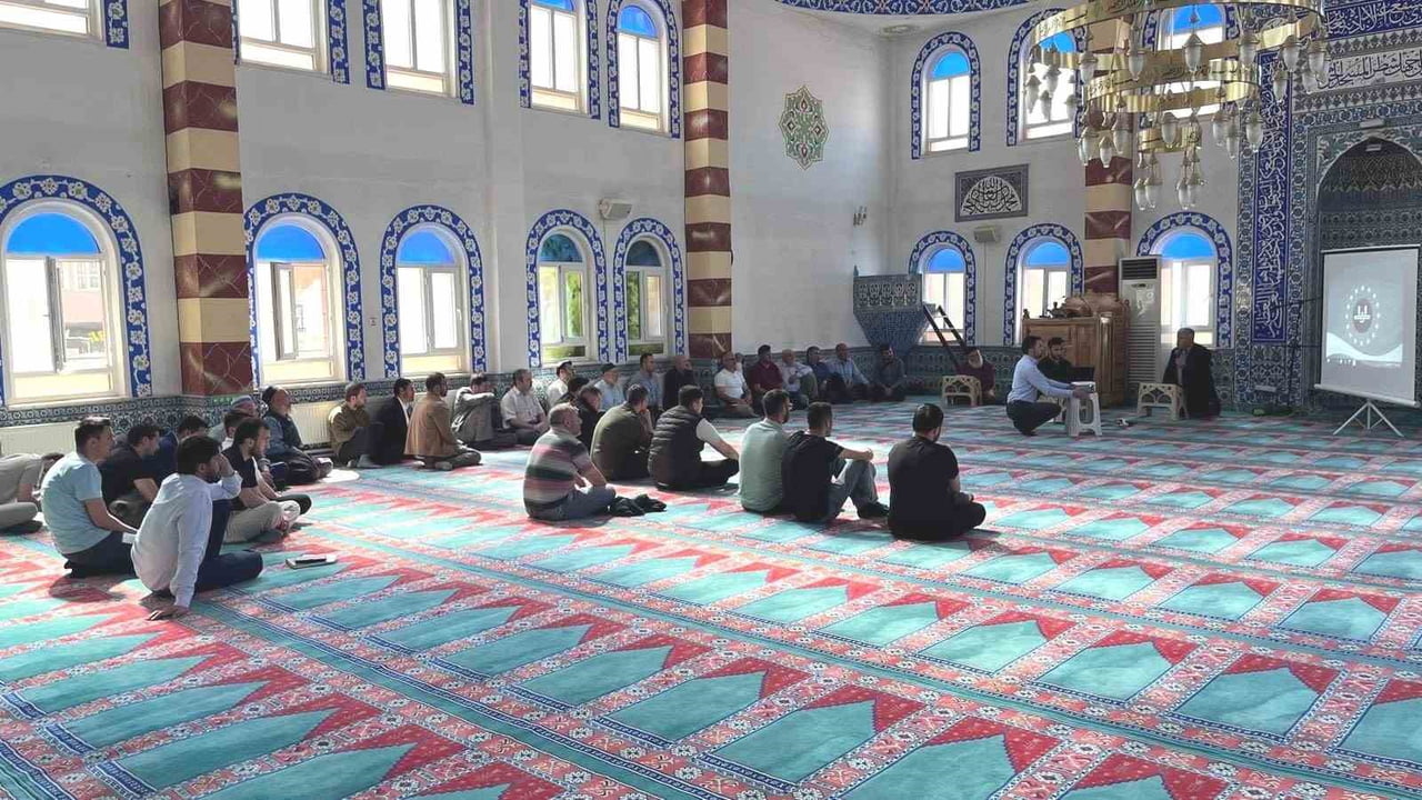 ALTINTAŞ’TA KUR’AN KURSLARINDA GÖREV ALACAK PERSONELE HİZMET İÇİ EĞİTİM