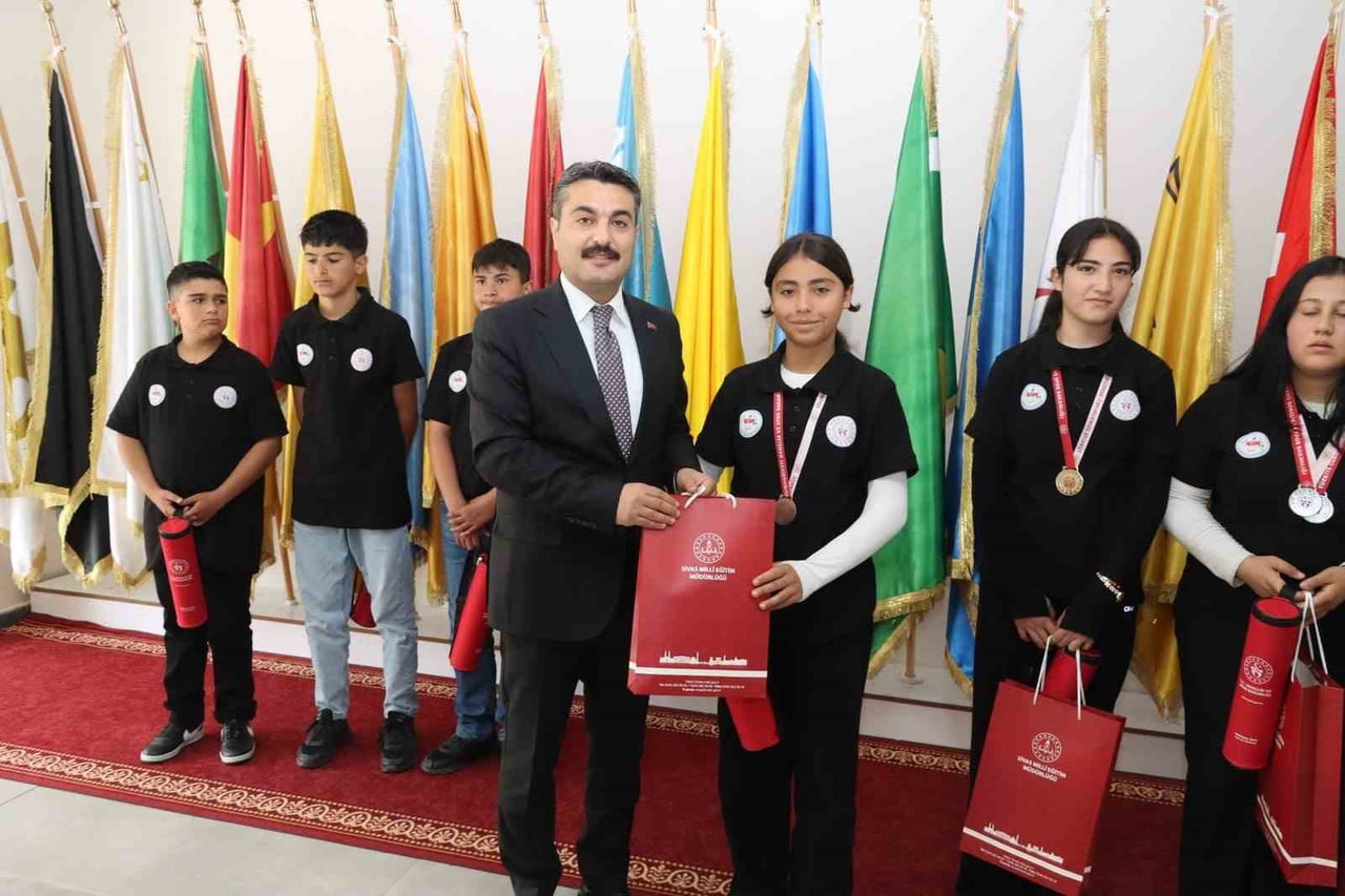 ALTINYAYLA ŞEHİT HASAN SUBAŞI KÜRKÇÜYURT ORTAOKULU ÖĞRENCİLERİ, YILDIZ KIZLAR BİLARDO TÜRKİYE...