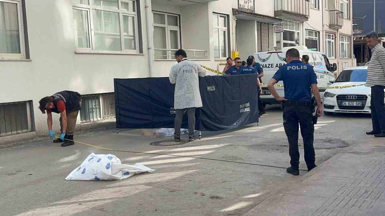 ALZHEİMER HASTASI OLDUĞU ÖĞRENİLEN YAŞLI ADAM, 4'ÜNCÜ KATTAKİ EVİNİN PENCERESİNDEN DÜŞEREK...