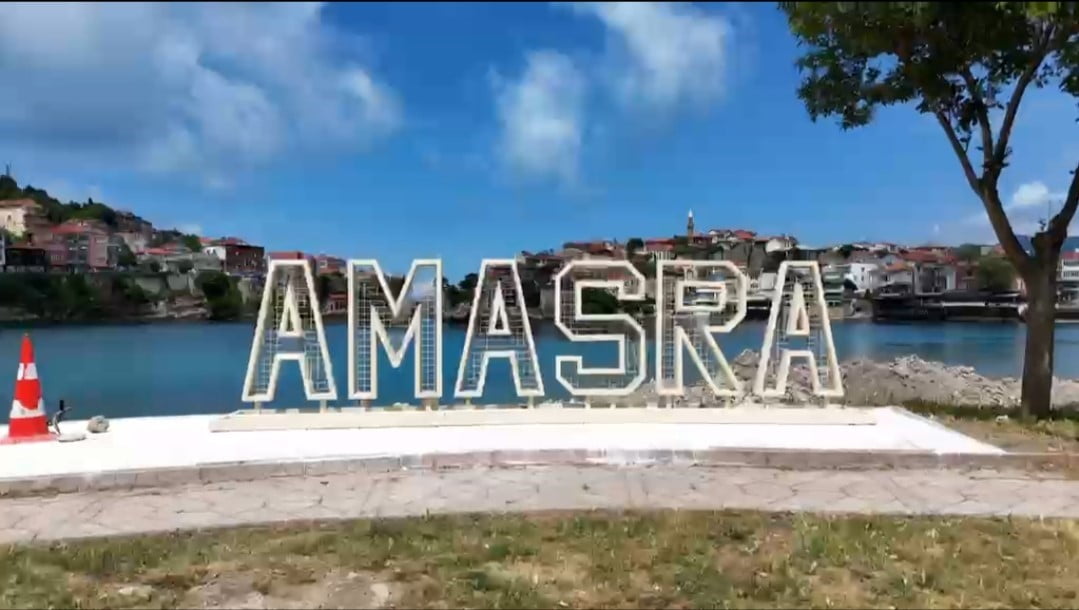AMASRA KÜÇÜK LİMAN'DA YER ALAN IŞIKLI YAZISI İLÇEYE GELEN TURİSTLERİN İLGİ ODAĞI OLDU.