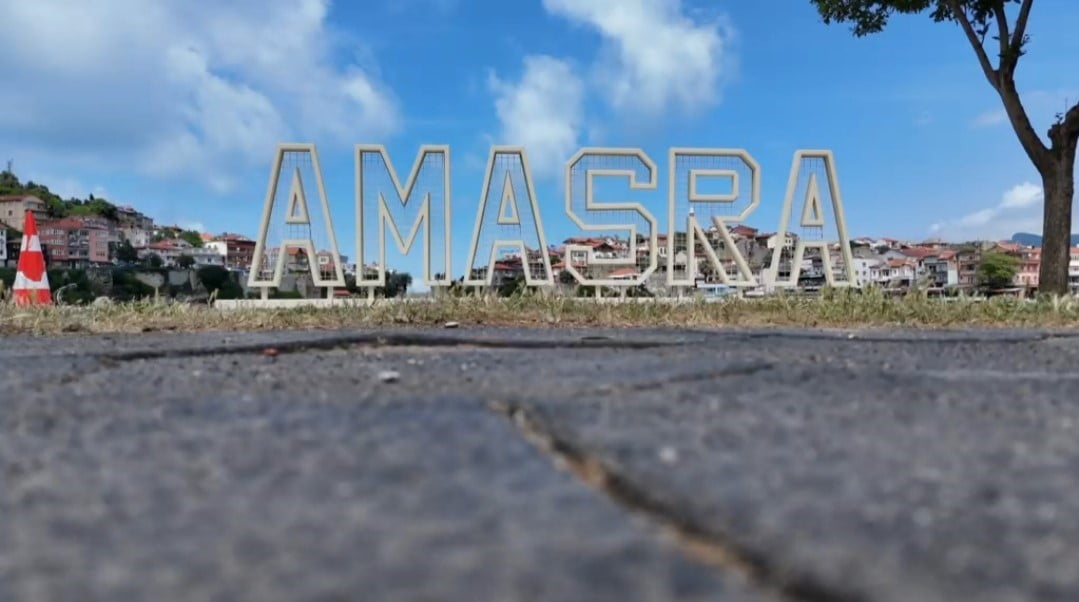 AMASRA KÜÇÜK LİMAN'DA YER ALAN IŞIKLI YAZISI İLÇEYE GELEN TURİSTLERİN İLGİ ODAĞI OLDU.