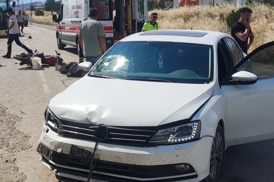 AMASYA'DA BİR KÖYDE OTOMOBİLLE ÇARPIŞAN MOTOSİKLETİN YAŞLI SÜRÜCÜSÜ OLAY YERİNDE HAYATINI...