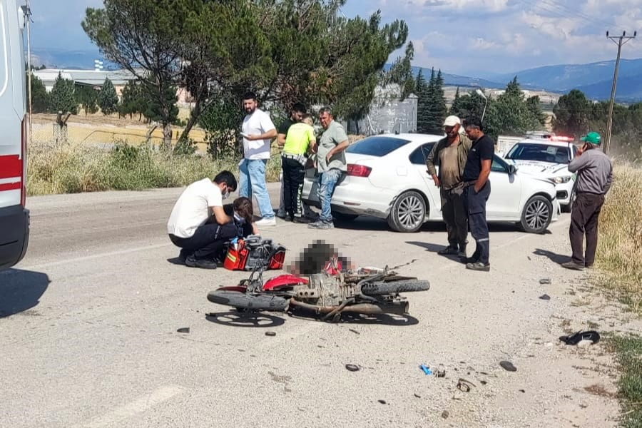 AMASYA'DA BİR KÖYDE OTOMOBİLLE ÇARPIŞAN MOTOSİKLETİN YAŞLI SÜRÜCÜSÜ OLAY YERİNDE HAYATINI...