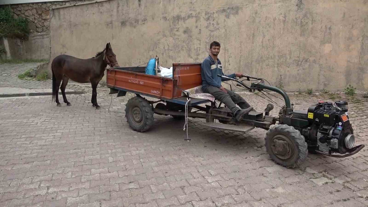 AMASYA'DA KÖYDE YAŞAYAN ENGELLİ GENCİN YANINDAN HİÇ AYIRMADIĞI KATIRIYLA OLAN SIRA DIŞI DOSTLUĞU...