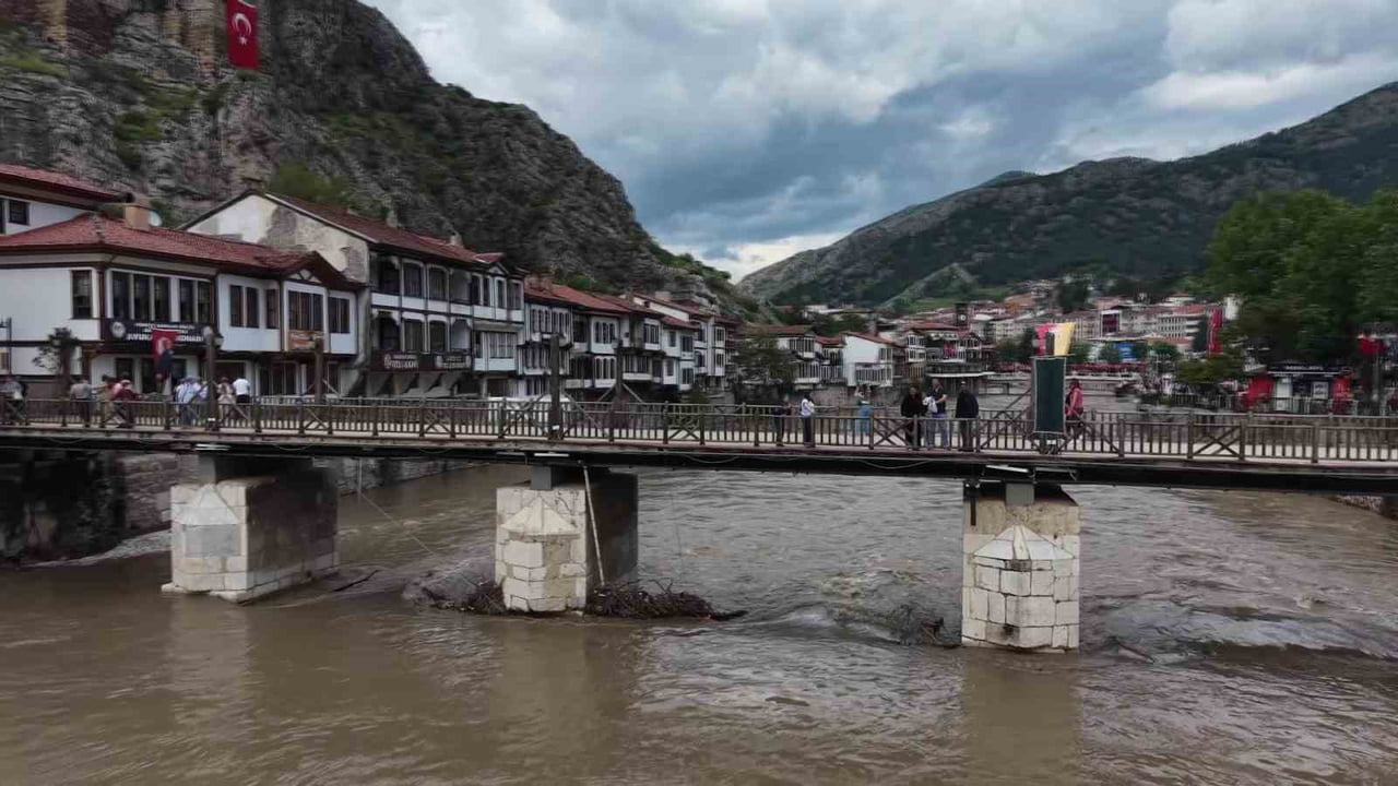 AMASYA'DA YEŞİLIRMAK NEHRİ ÜZERİNDEKİ TARİHİ TAŞ KÖPRÜLER ASIRLARA MEYDAN OKUYOR.