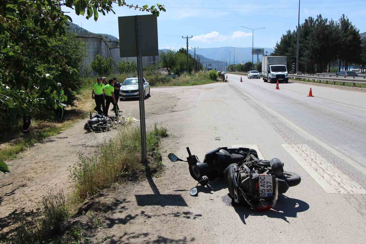 AMASYA’DA 2 MOTOSİKLETİN ÇARPIŞTIĞI KAZADA 2 SÜRÜCÜ YARALANDI.