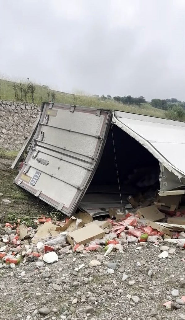 AMASYA’DA TAVUK ETİ YÜKLÜ TIR ŞARAMPOLE UÇTU.