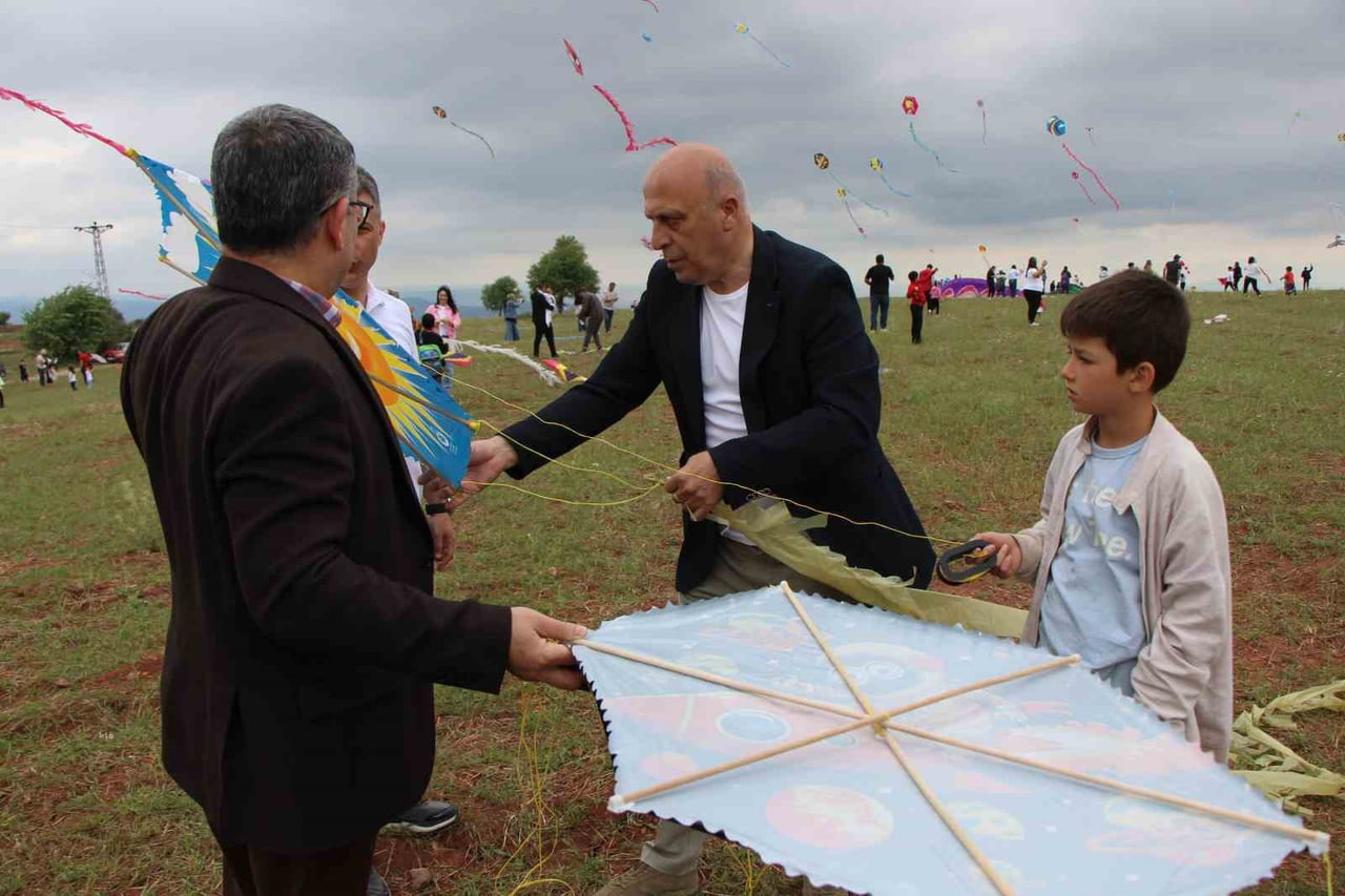 AMASYA İL ÖZEL İDARESİ GENEL SEKRETERİ ERDİN ACAR, İPLERİ DOLAŞAN UÇURTMAYA KUYRUK EKLEYİP...