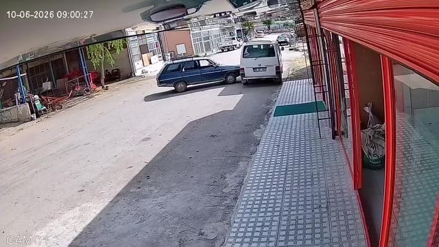 AMASYA’NIN MERZİFON İLÇESİNE BİR SOKAĞA PARK EDİLEN OTOMOBİL, EL FRENİ ÇEKİLMEDİĞİ İÇİN GEZİNTİYE...