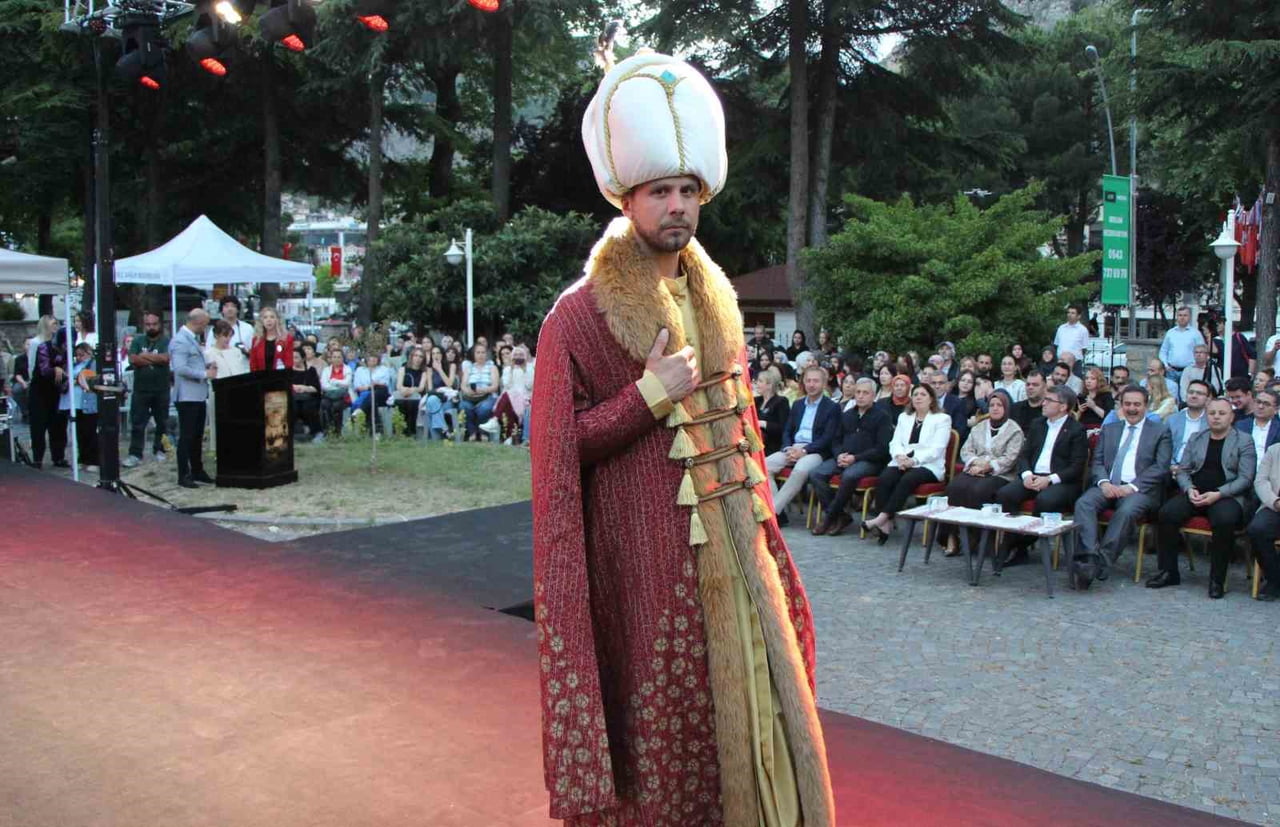 AMASYA OLGUNLAŞMA ENSTİTÜSÜ, YAKLAŞIK BİN YILLIK KIYAFETLERİN SUNULDUĞU DEFİLE İÇİN SAMSUN, SİVAS...