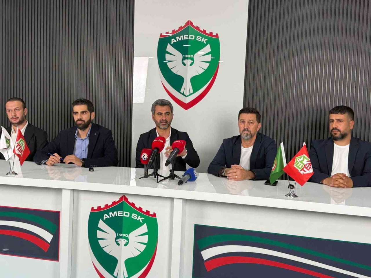 AMED SPORTİF FAALİYETLER’DE YENİ TEKNİK DİREKTÖR BESNİK HASİ OLDU.