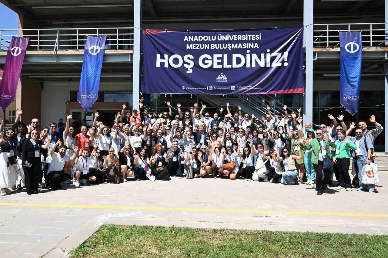 ANADOLU MEZUN BULUŞMASI, FARKLI DÖNEMLERDE ANADOLU ÜNİVERSİTESİNDEN MEZUN OLAN İSİMLERİ YILLAR...