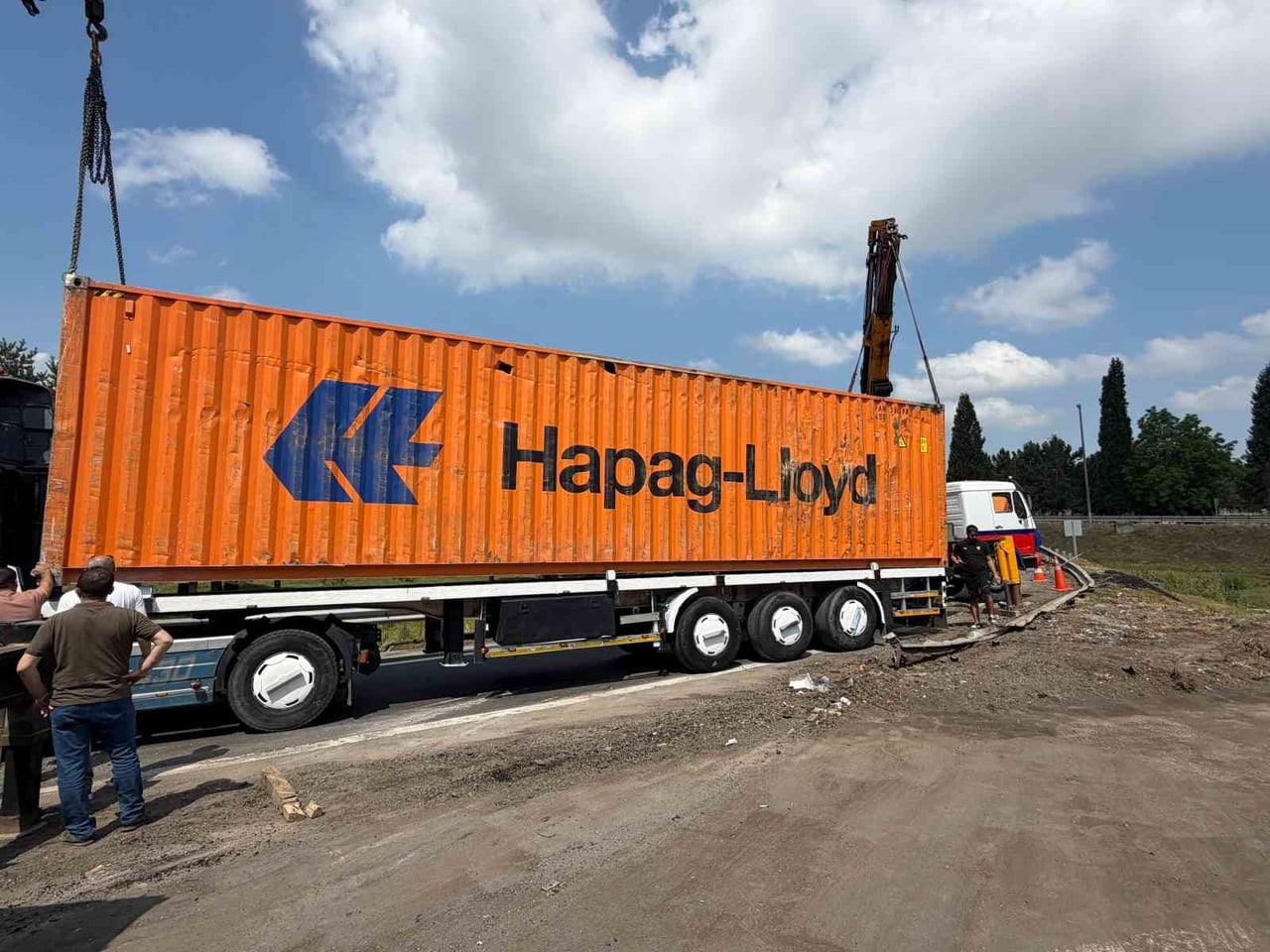 ANADOLU OTOYOLU'NUN SAKARYA KESİMİ BAĞLANTI YOLUNDA KONTROLDEN ÇIKARAK DEVRİLEN TIR, TRAFİĞİN...