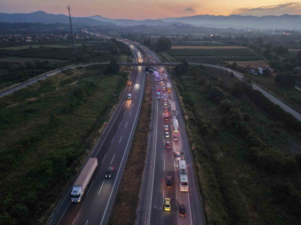 ANADOLU OTOYOLU İSTANBUL İSTİKAMETİNDE HALI YÜKLÜ TIR İLE OTOMOBİL BÜYÜK MELEN MEVKİİNDE ÇARPIŞTI....