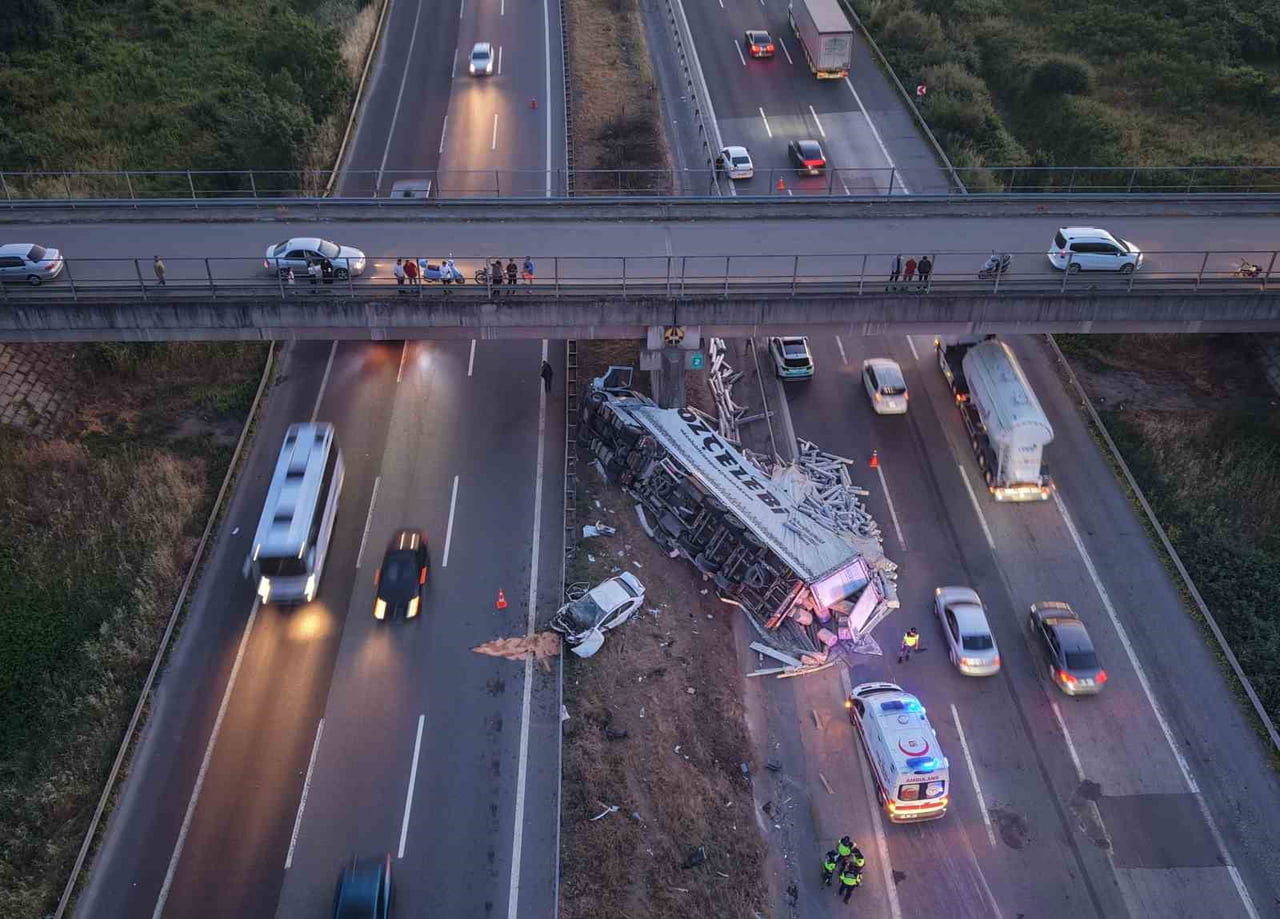 ANADOLU OTOYOLU İSTANBUL İSTİKAMETİNDE HALI YÜKLÜ TIR İLE OTOMOBİL BÜYÜK MELEN MEVKİİNDE ÇARPIŞTI....