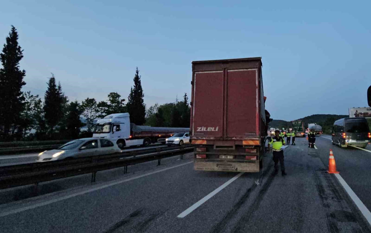 ANADOLU OTOYOLU SAKARYA GEÇİŞİNDE ÖNÜNDEKİ KAMYONA ÇARPMASI NETİCESİNDE HURDAYA DÖNEN KAMYON...
