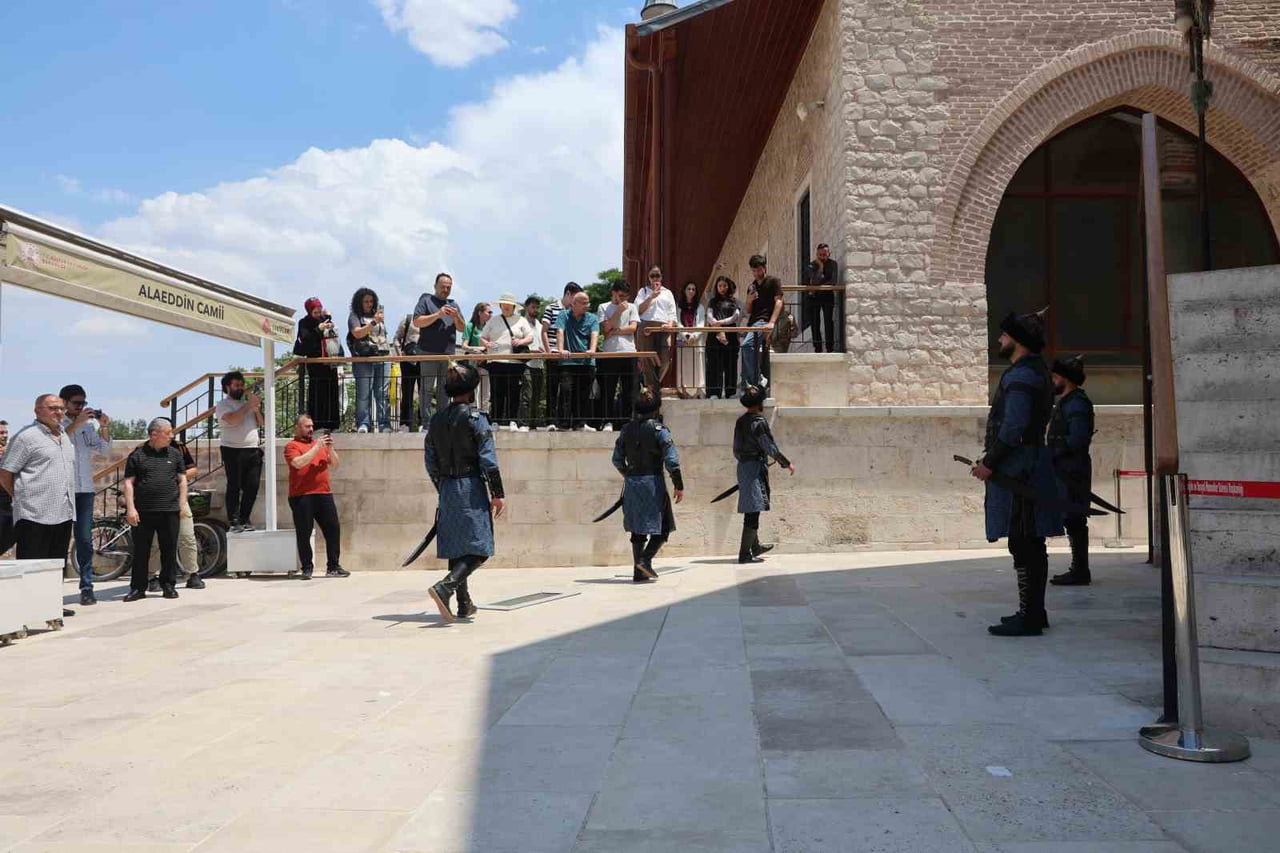 ANADOLU SELÇUKLU DEVLETİ’NE BAŞKENTLİK YAPAN KONYA’DA BULUNAN ALAADDİN CAMİİ SULTANLAR TÜRBESİ'NDE...