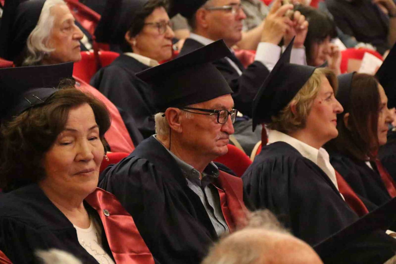 ANADOLU ÜNİVERSİTESİ 60+ TAZELENME ÜNİVERSİTESİ'NDE EN BÜYÜĞÜ 78 YAŞINDA OLAN 48 ÖĞRENCİ MEZUNİYET...