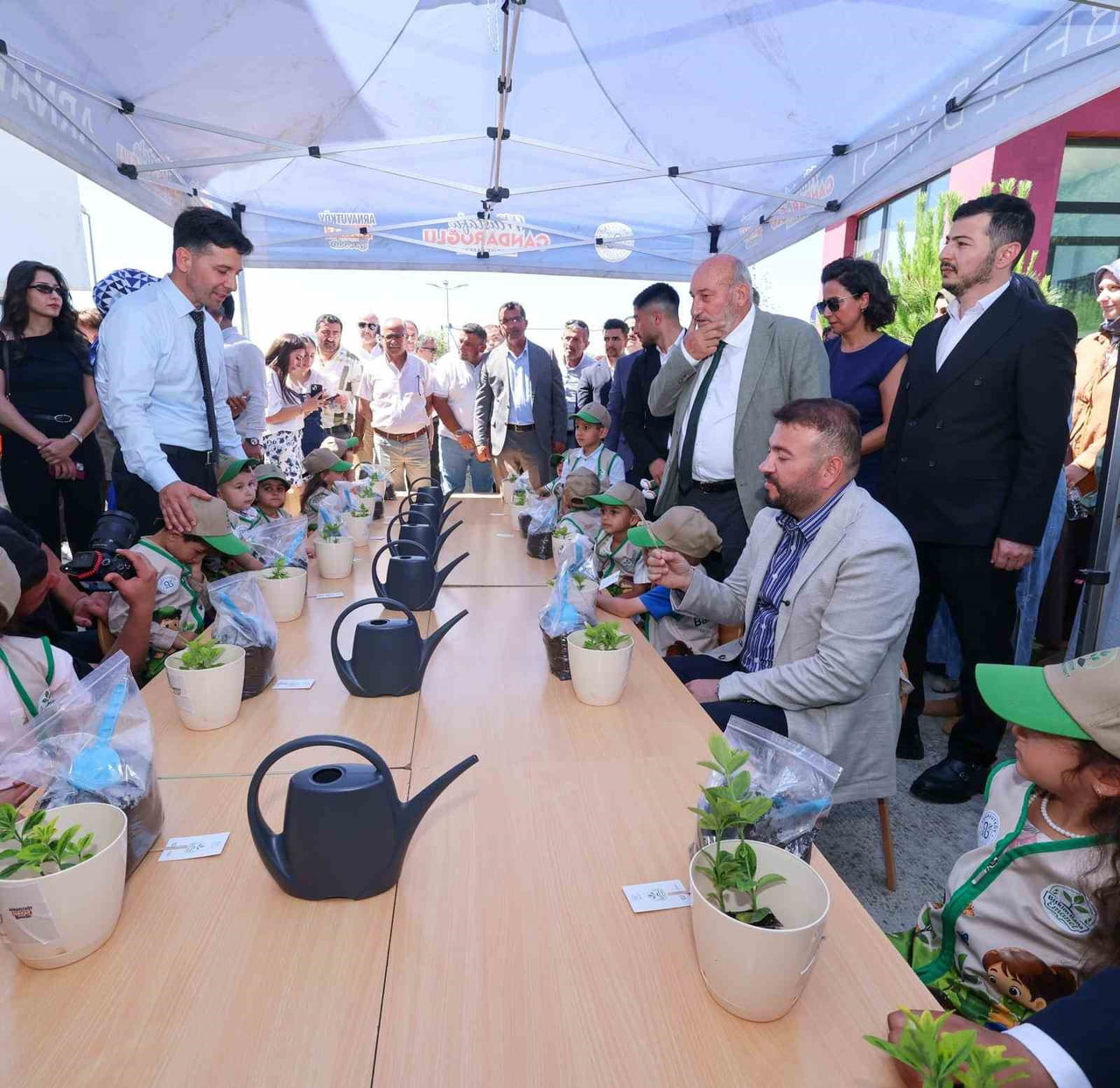 ANAOKULLARINDA EĞİTİM GÖREN ÖĞRENCİLERE BİTKİ FİDANI DAĞITILARAK YAZ TATİLİ BOYUNCA BU FİDANLARIN...