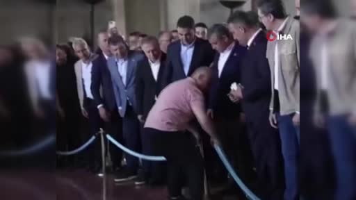 Anıtkabir’de çelenk krizi: Özgür Özel ile asker arasında gerginlik
