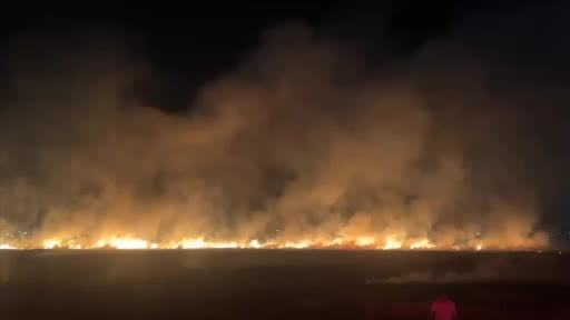 Anız yangını geceyi aydınlattı