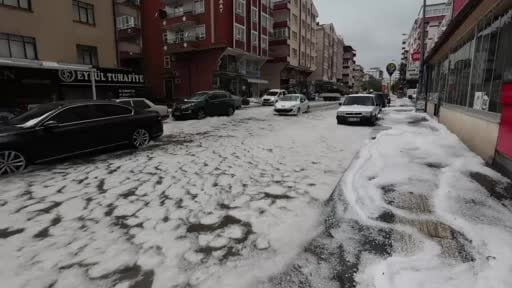 Ankara'da dolu yağışı sokakları beyaza bürüdü