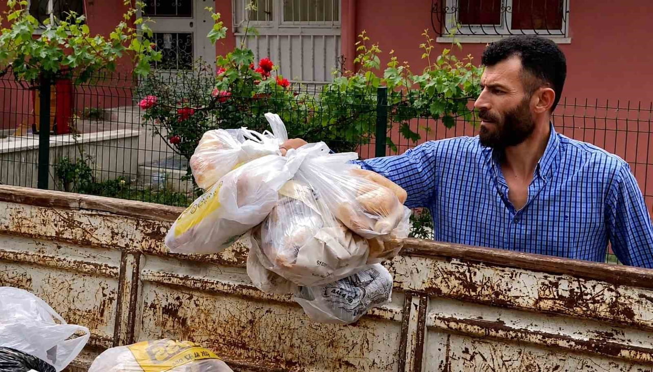 ANKARA'DA HURDACILIK YAPARAK GEÇİMİNİ SAĞLAYAN ZEKİ KARAKAYA, SOKAKLARDAN VE ÇÖPLERDEN TOPLADIĞI...