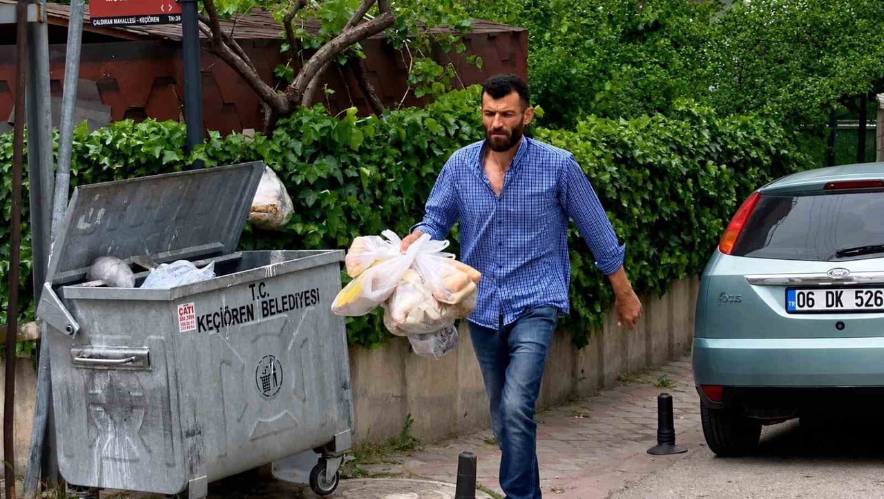 ANKARA'DA HURDACILIK YAPARAK GEÇİMİNİ SAĞLAYAN ZEKİ KARAKAYA, SOKAKLARDAN VE ÇÖPLERDEN TOPLADIĞI...