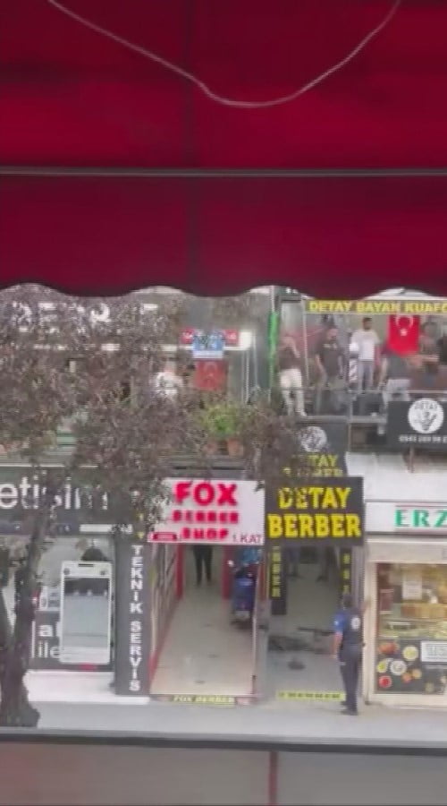 ANKARA'DA İKİ BERBER DÜKKANI ÇALIŞANLARI ARASINDA BİLİNMEYEN NEDENDEN DOLAYI BAŞLAYAN TARTIŞMA...