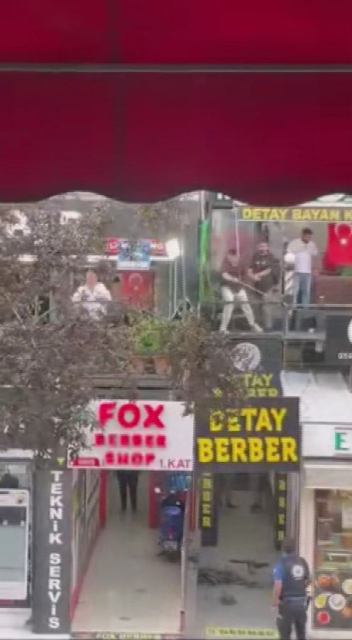ANKARA'DA İKİ BERBER DÜKKANI ÇALIŞANLARI ARASINDA BİLİNMEYEN NEDENDEN DOLAYI BAŞLAYAN TARTIŞMA...