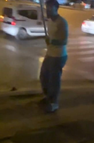 ANKARA'DA KAVGA ETTİĞİ KİŞİLERE SİLAH VE SOPAYLA SALDIRDIĞI İDDİA EDİLEN KİŞİNİN O ANLARI CEP...