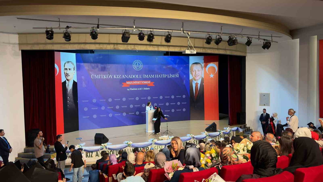 ANKARA'DA ÜMİTKÖY KIZ ANADOLU İMAM HATİP LİSESİ'NDE DÜZENLENEN MEZUNİYET TÖRENİNE KATILAN BAKAN...