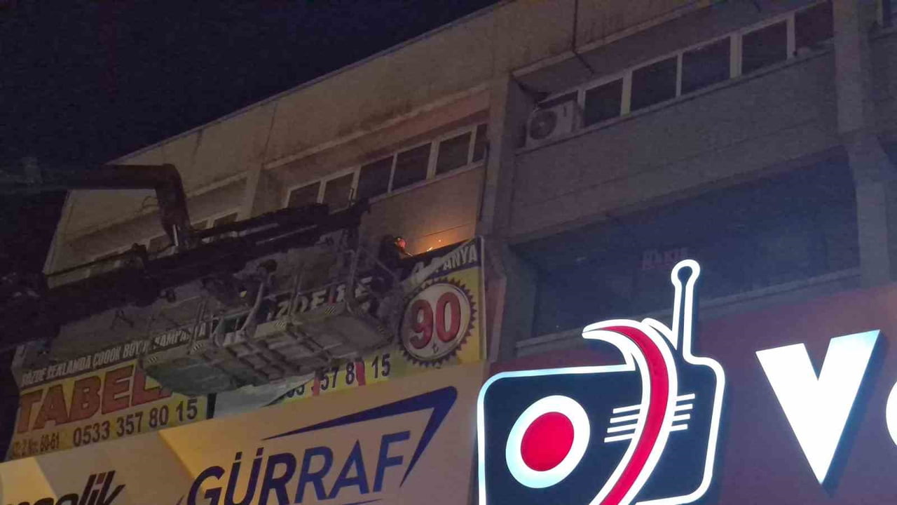 ANKARA'NIN ALTINDAĞ İLÇESİNDE YÖNETMELİĞE UYGUN OLMAYAN TABELALAR KALDIRILDI.