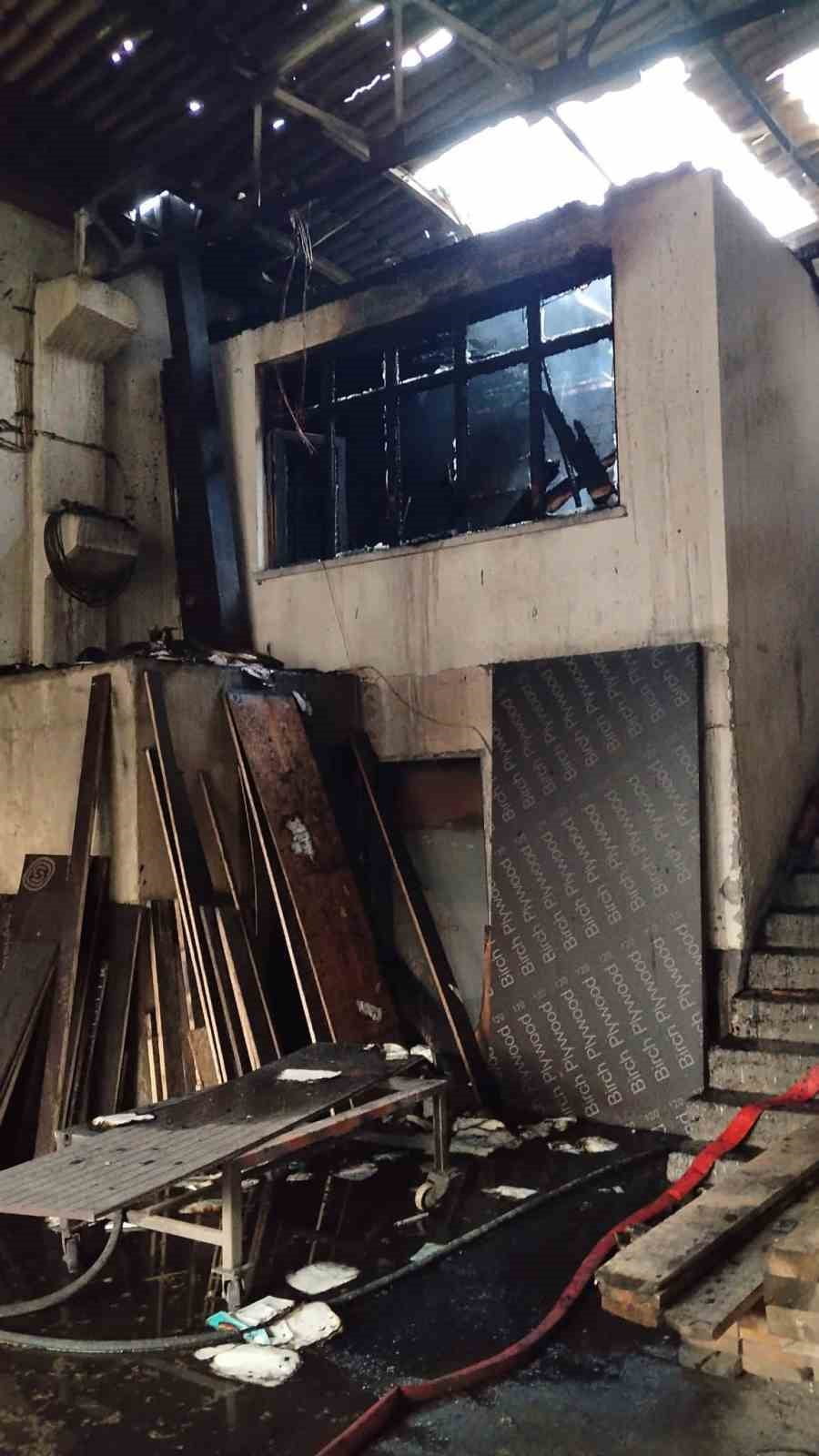 ANKARA'NIN BEYPAZARI İLÇESİNDE BULUNAN BİR İŞYERİNDE ÇIKAN YANGIN SÖNDÜRÜLDÜ.