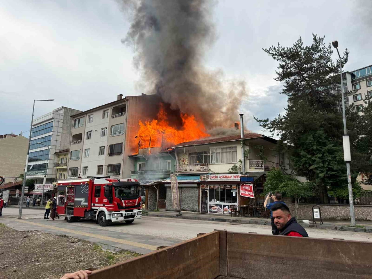 ANKARA'NIN KIZILCAHAMAM İLİÇESİNDE İKİ KATLI BİR BİNANIN ÇATISINDA YANGIN ÇIKTI