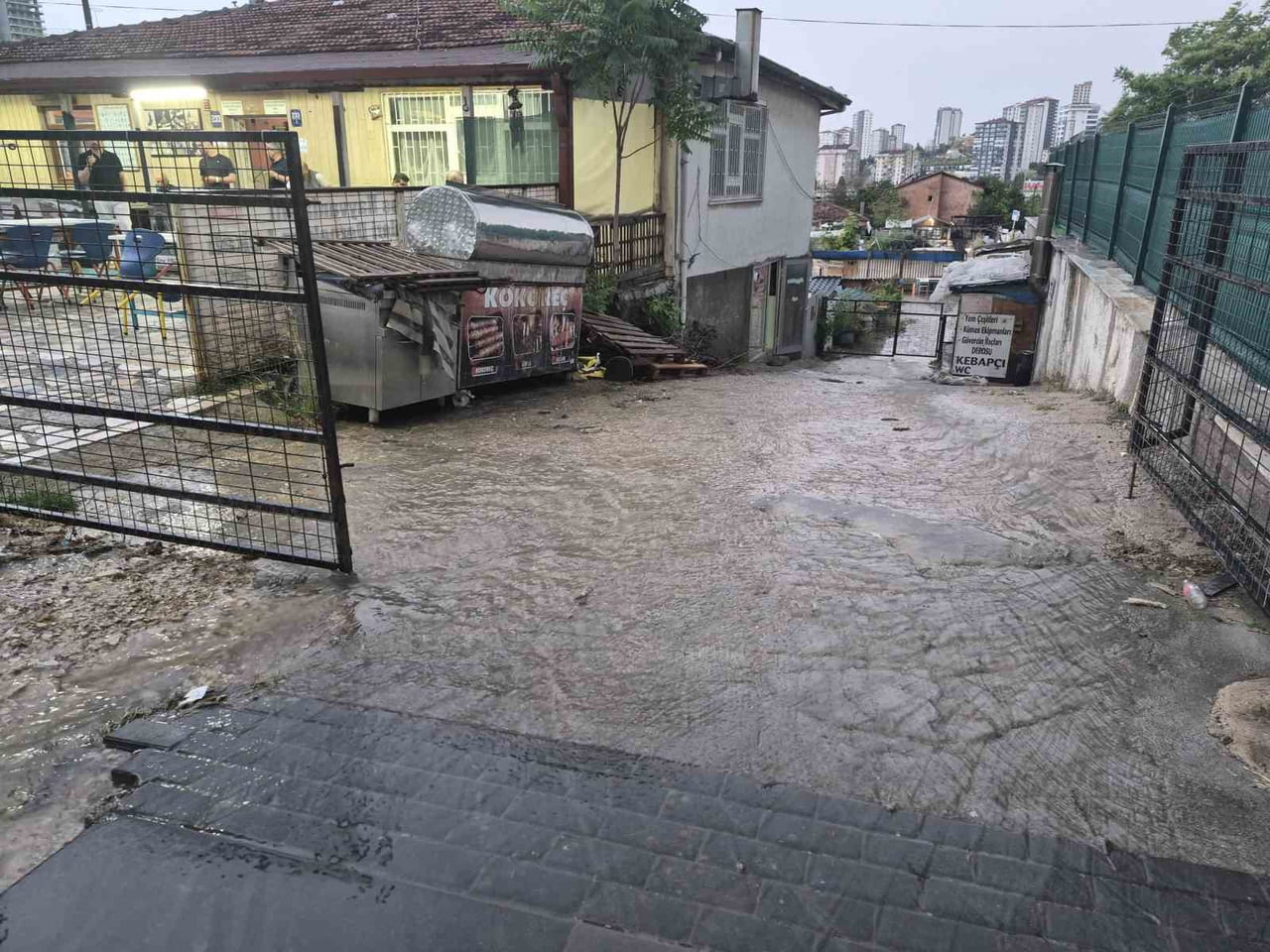 ANKARA'NIN YENİMAHALLE İLÇESİNDE SAĞANAK YAĞIŞIN ETKİSİYLE SOKAKLAR GÖLE DÖNDÜ, BAZI İŞYERLERİNİ...