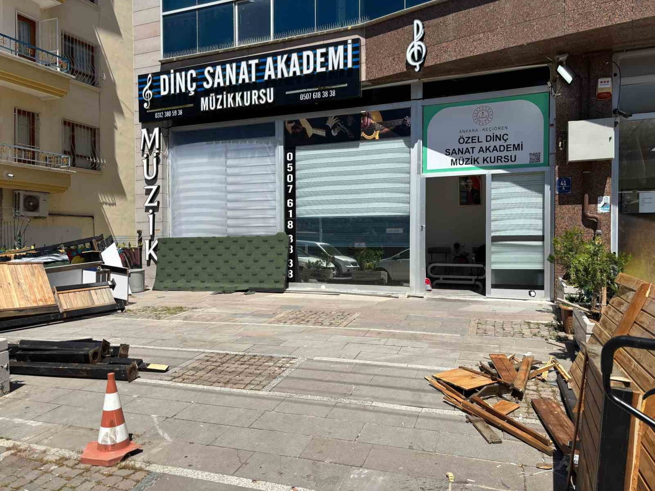 ANKARA’DA ARACININ PEDALLARINI KARIŞTIRDIĞI İDDİA EDİLEN SÜRÜCÜNÜN KONTROLDEN ÇIKAN OTOMOBİLİ ÖZEL...