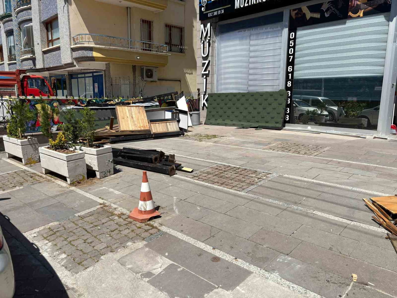 ANKARA’DA ARACININ PEDALLARINI KARIŞTIRDIĞI İDDİA EDİLEN SÜRÜCÜNÜN KONTROLDEN ÇIKAN OTOMOBİLİ ÖZEL...