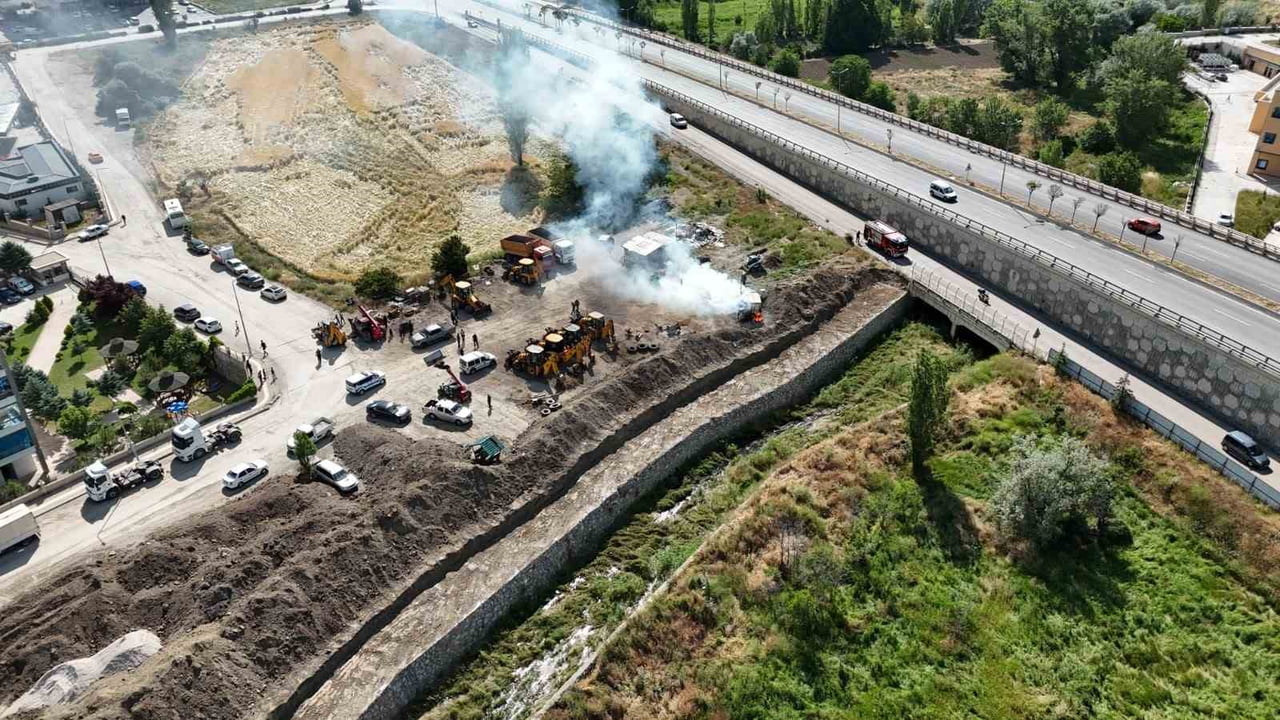 ANKARA’DA İNŞAAT ALANINDA YANAN KONTEYNERDE ANİDEN MEYDANA GELEN PATLAMA NEDENİYLE FACİADAN KIL...