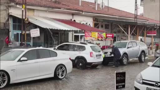 Ankara’da yağmuru fırsat bilen bir vatandaş arabasını yıkadı