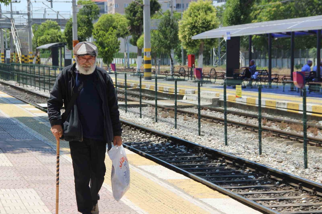 ANKARA’DA YAŞAYAN VE YAŞADIĞI MALİ KRİZ SONRASI EVSİZ KALAN 62 YAŞINDAKİ KİMYAGER ALİ BEKTAŞ...