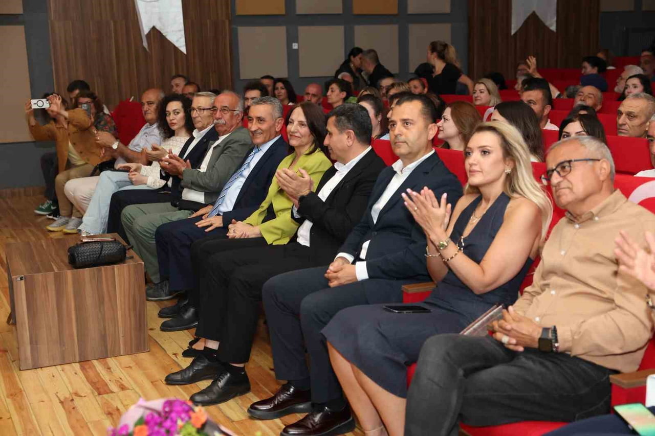 ANKARA DİVRİĞİ KÜLTÜR DERNEĞİ'NİN HAYATA GEÇİRDİĞİ TÜRK HALK MÜZİĞİ KOROSU, ‘BİR TEL YETER’...